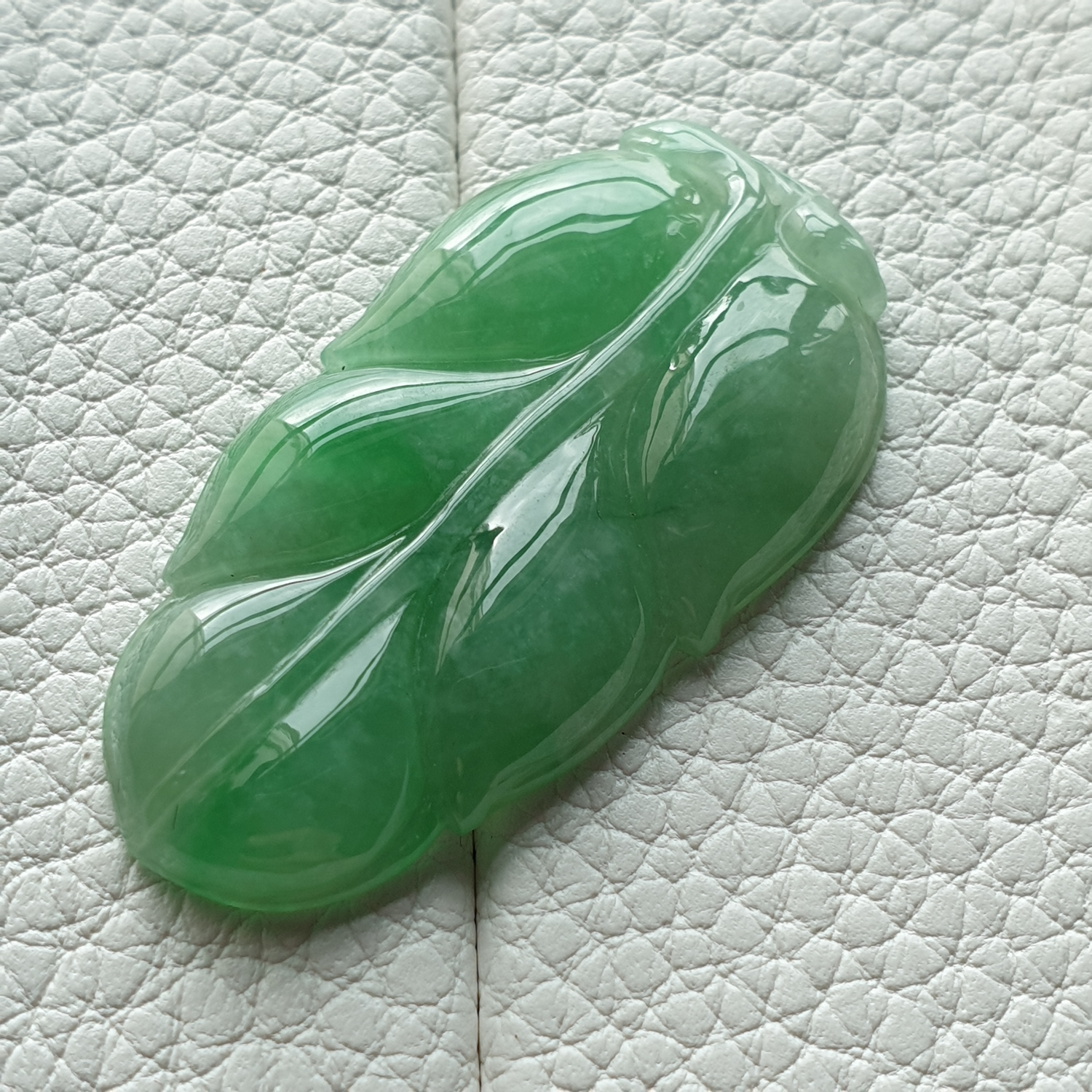 豆绿色叶子翡翠吊坠 (Type A Green Jadeite Jade Leaf Pendant) PLF79209