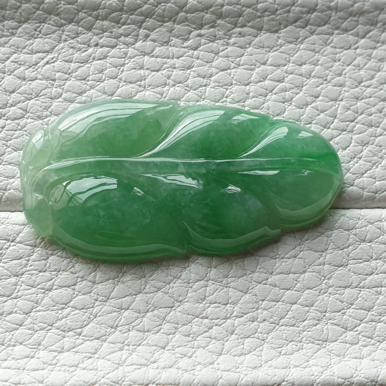 豆绿色叶子翡翠吊坠 (Type A Green Jadeite Jade Leaf Pendant) PLF79209