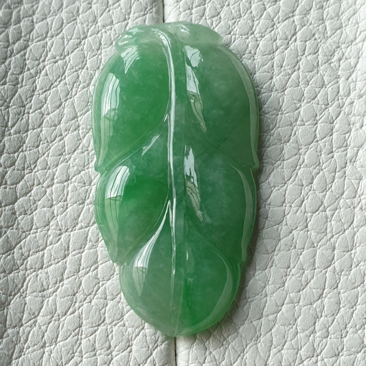 豆绿色叶子翡翠吊坠 (Type A Green Jadeite Jade Leaf Pendant) PLF79209