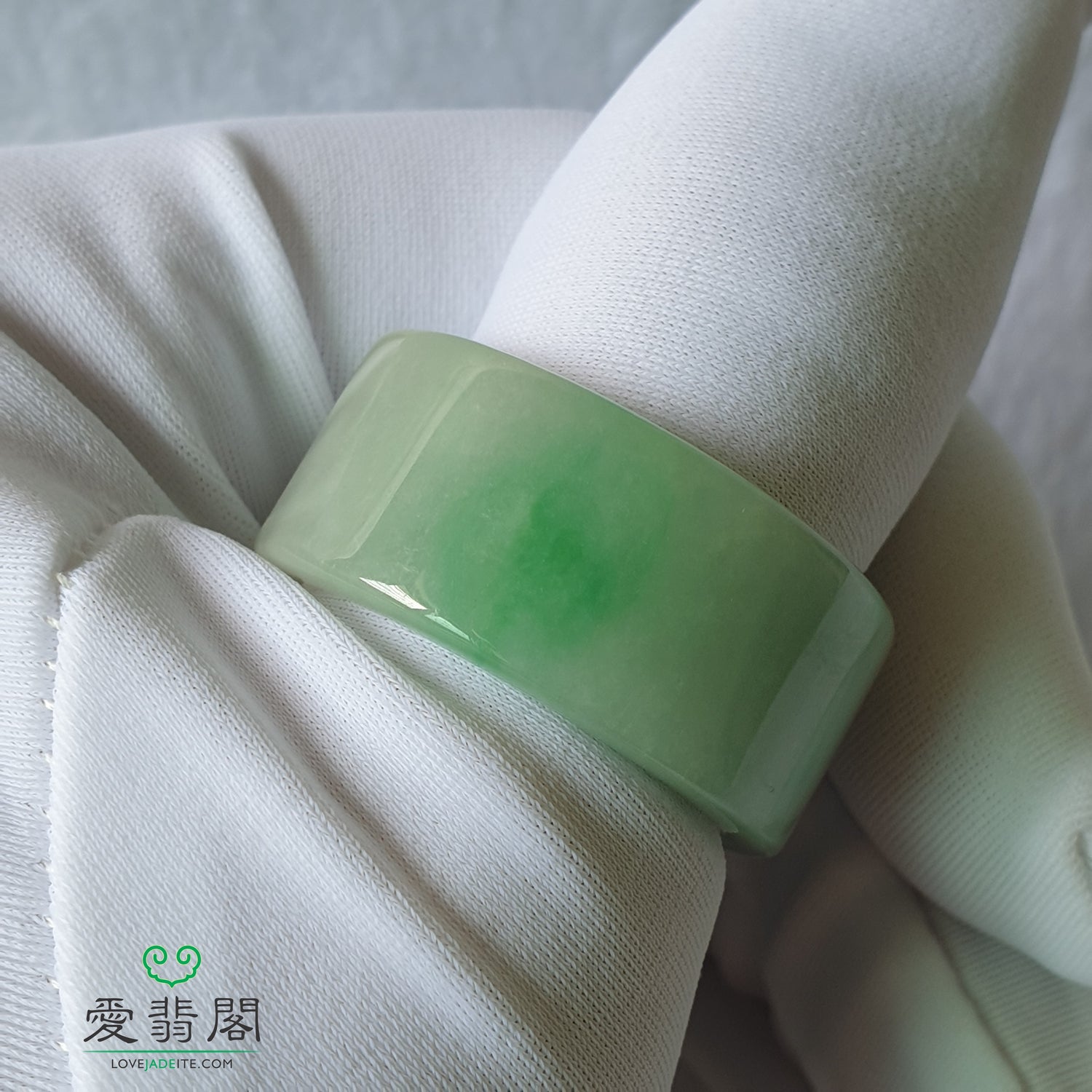 Size 32(Diameter 23.1mm) Myanmar Natural Type A Green Jadeite Jade Singapore Male Men Thumb Ring (缅甸天然A货飘绿翡翠男性男士新加坡扳指) RPJ98668