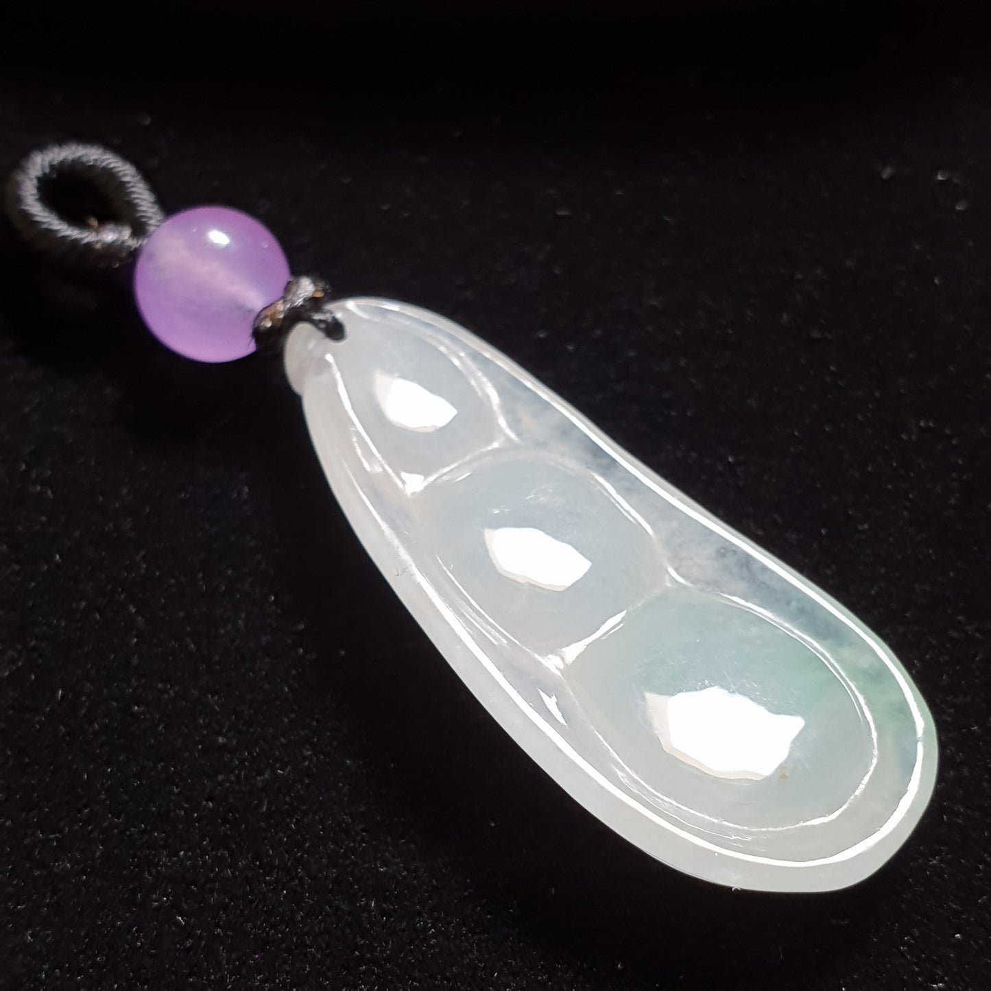 糯种福豆翡翠吊坠 (Type A Jadeite Jade Peapod Pendant) PPP29693