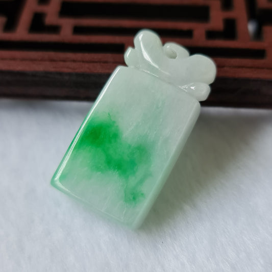 辣绿色翡翠无事牌吊坠 (Type A Spicy Green Jadeite Jade Flat Pendant) PWS90541