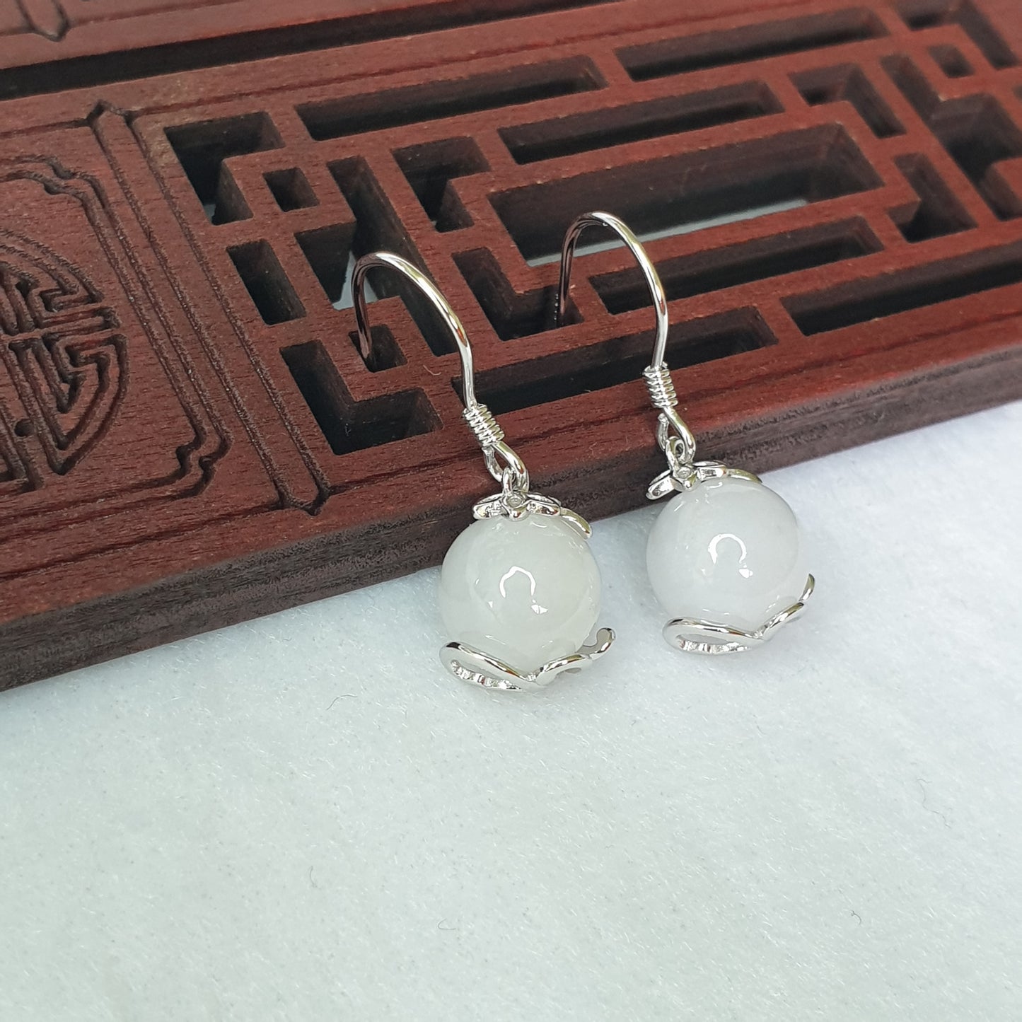 Singapore White Jadeite Jade Vine & Flower Dangle Earrings (新加坡白色翡翠藤蔓与花耳坠)