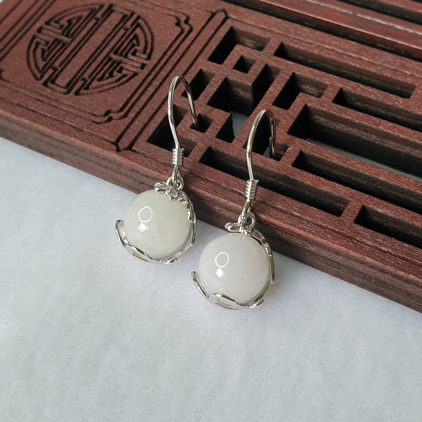 Singapore White Jadeite Jade Vine & Flower Dangle Earrings (新加坡白色翡翠藤蔓与花耳坠)