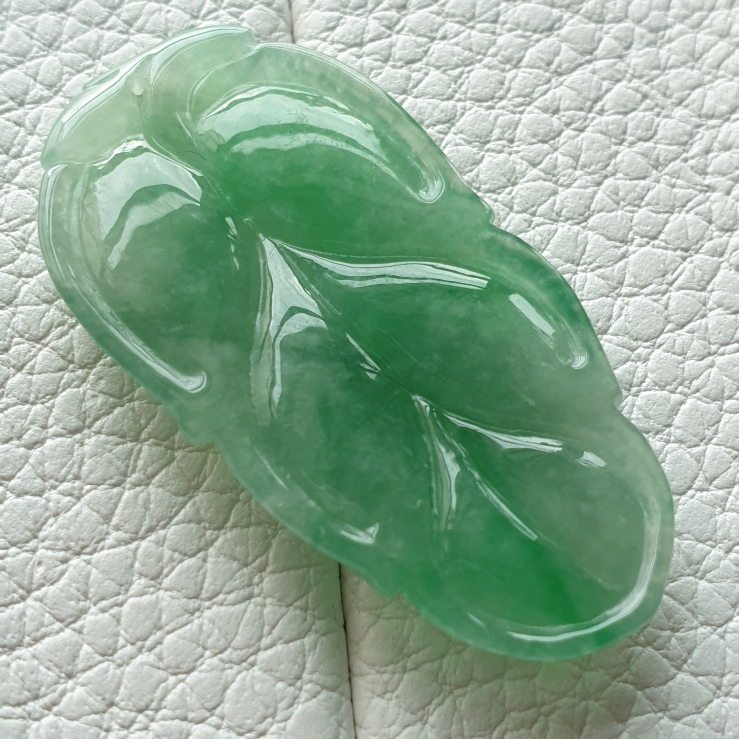 豆绿色叶子翡翠吊坠 (Type A Green Jadeite Jade Leaf Pendant) PLF79209